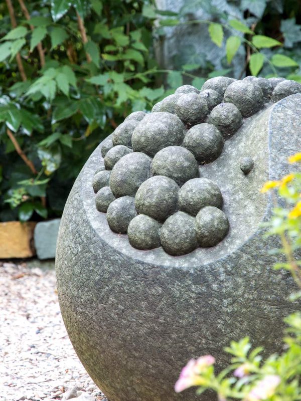 Statue aus Stein im Garten