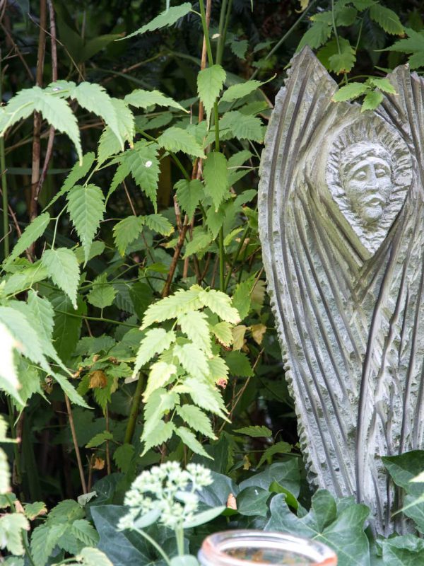 Statue aus Stein im Garten